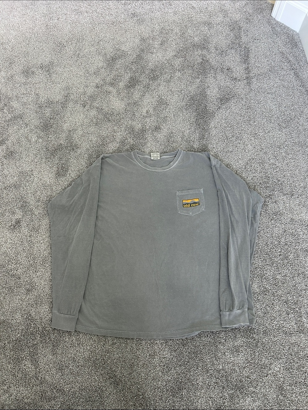 Old Row Men’s Long Sleeve Pocket Tee in Washed Gray
